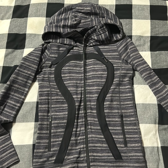 Barley worn lululemon zip up size 4 only selling because it’s to small for me - Picture 3 of 5
